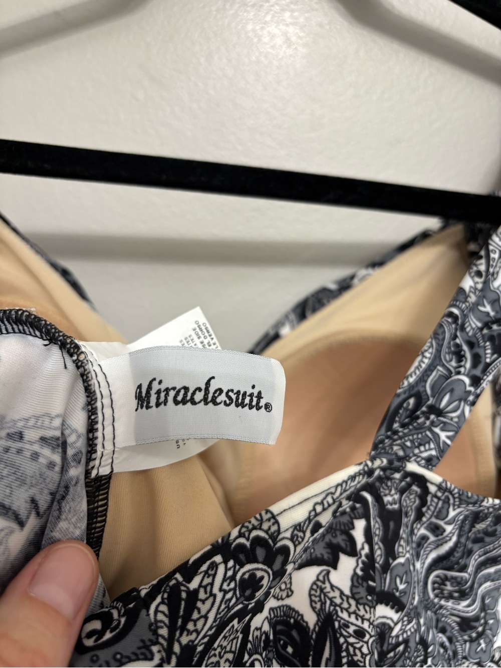 NWOT Miraclesuit Black and White Paisley Ruched One Piece Swimsuit - Size 12 - Picture 4 of 7